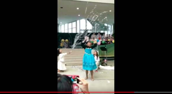 dien elsa sau vo cung lai duoc hoi chi em phu hoa co tam video cua co be 10 tuoi duoc chia se am am tren mang