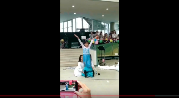 dien elsa sau vo cung lai duoc hoi chi em phu hoa co tam video cua co be 10 tuoi duoc chia se am am tren mang