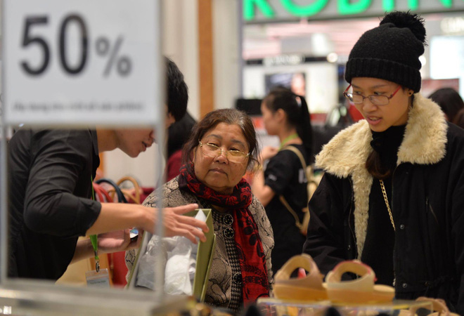 bien nguoi ha noi sai gon do ve trung tam thuong mai khu pho thoi trang de san do black friday