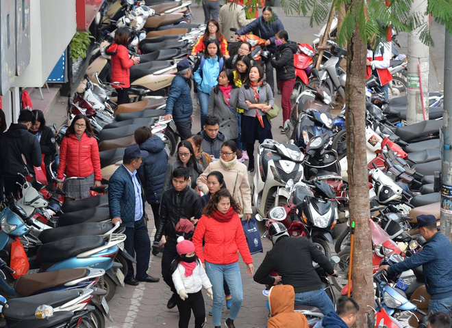 bien nguoi ha noi sai gon do ve trung tam thuong mai khu pho thoi trang de san do black friday