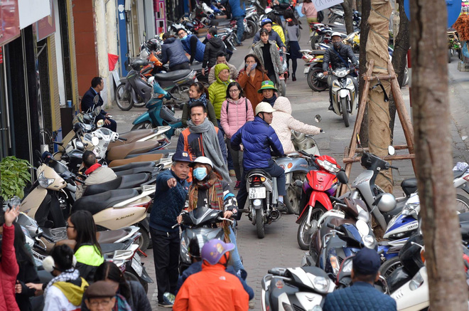 bien nguoi ha noi sai gon do ve trung tam thuong mai khu pho thoi trang de san do black friday