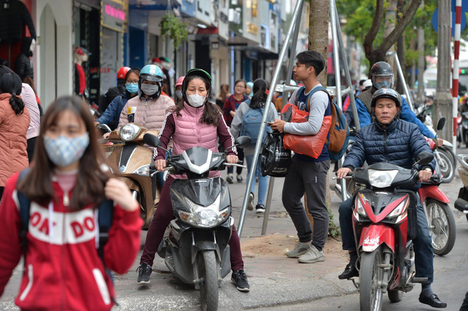 bien nguoi ha noi sai gon do ve trung tam thuong mai khu pho thoi trang de san do black friday