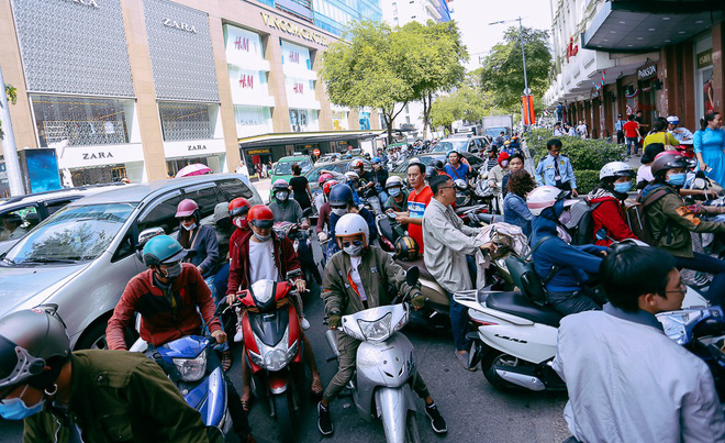 bien nguoi ha noi sai gon do ve trung tam thuong mai khu pho thoi trang de san do black friday