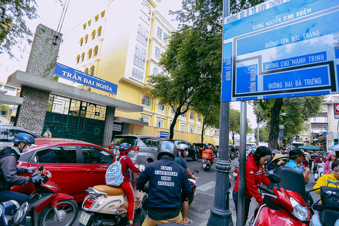 bien nguoi ha noi sai gon do ve trung tam thuong mai khu pho thoi trang de san do black friday