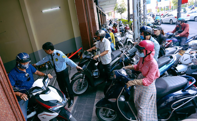 bien nguoi ha noi sai gon do ve trung tam thuong mai khu pho thoi trang de san do black friday