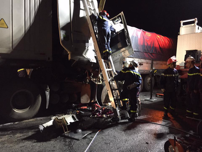 ha noi xe container huc duoi xe tai 2 nguoi tu vong tai cho