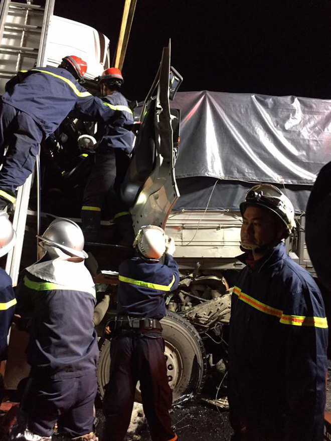 ha noi xe container huc duoi xe tai 2 nguoi tu vong tai cho