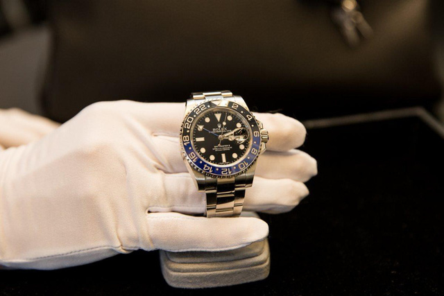 kham pha khong gian ben trong cua hang cam do hang dau new york noi co ban nhung chiec tui birkin va dong ho rolex hiem co nhat