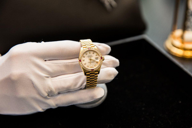 kham pha khong gian ben trong cua hang cam do hang dau new york noi co ban nhung chiec tui birkin va dong ho rolex hiem co nhat