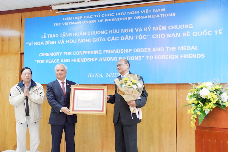 trao tang huan chuong huu nghi va ky niem chuong vi hoa binh va huu nghi giua cac dan toc cho ban be quoc te