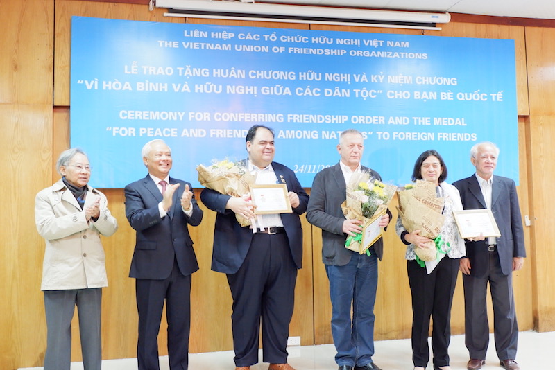 trao tang huan chuong huu nghi va ky niem chuong vi hoa binh va huu nghi giua cac dan toc cho ban be quoc te