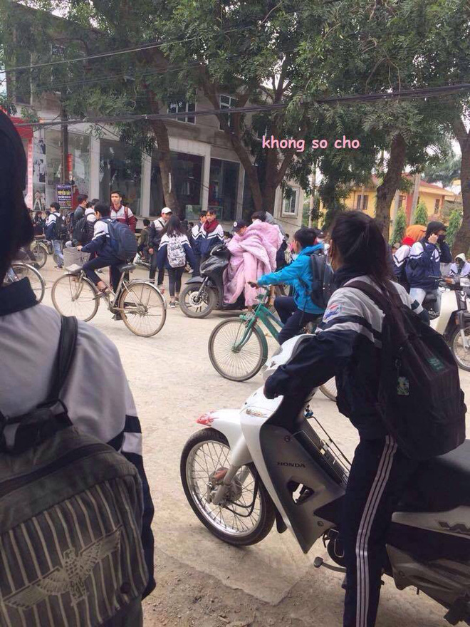 mien bac tro lanh hoc sinh thi nhau vac chan di hoc cho bang ban bang be