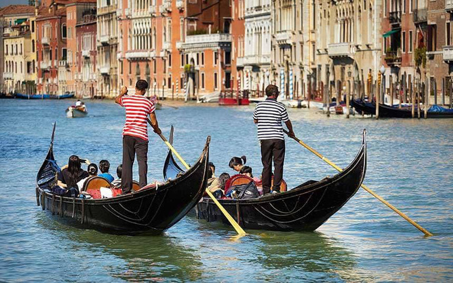 thich di du lich chua cap tinh nhan trom thuyen vong quanh venice roi nhan ngay cai ket the tham