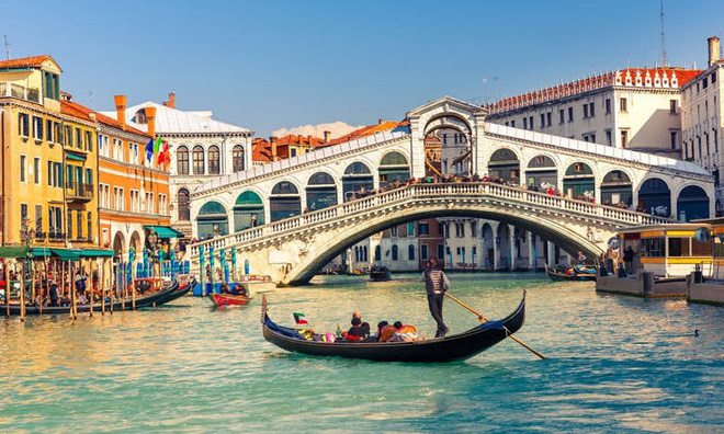thich di du lich chua cap tinh nhan trom thuyen vong quanh venice roi nhan ngay cai ket the tham