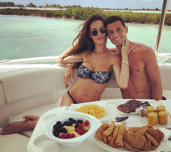 nguoi mau xinh dep viet sach he lo chuyen chan goi cua gioi cau thu