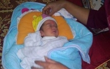 nghe an phat hien be gai so sinh con nguyen day ron bi bo roi ben bo suoi