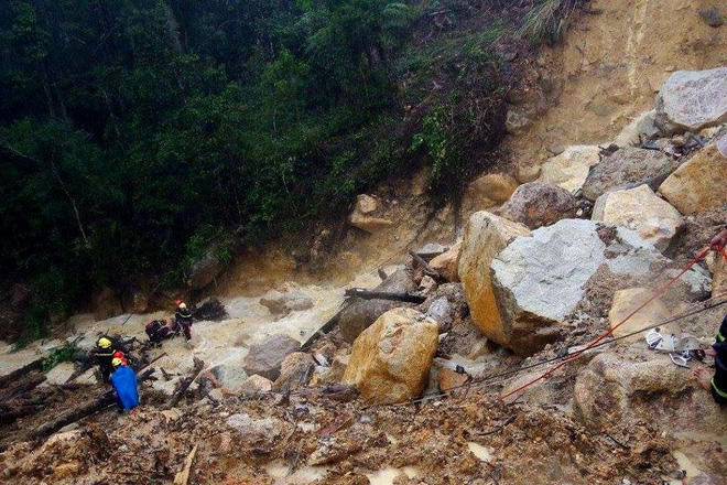 doi nam nu chay xe len da lat bi nuoc cuon xuong vuc sau thi the co gai da duoc tim thay chang trai van mat tich