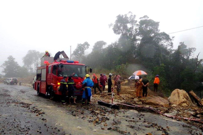 doi nam nu chay xe len da lat bi nuoc cuon xuong vuc sau thi the co gai da duoc tim thay chang trai van mat tich