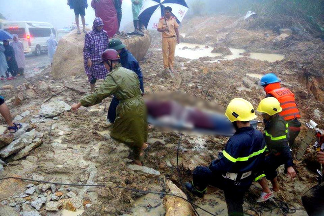 doi nam nu chay xe len da lat bi nuoc cuon xuong vuc sau thi the co gai da duoc tim thay chang trai van mat tich