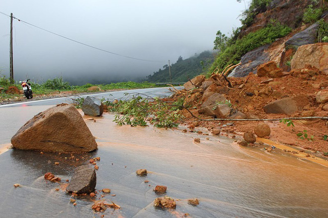doi nam nu chay xe len da lat bi nuoc cuon xuong vuc sau thi the co gai da duoc tim thay chang trai van mat tich