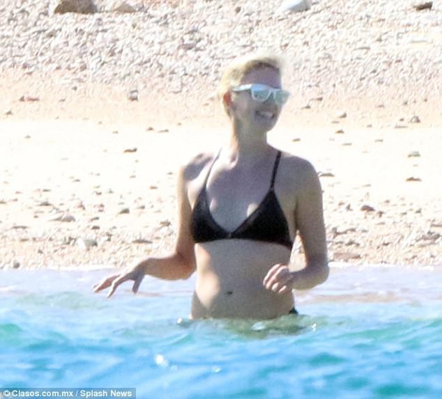 o tuoi 41 doa hong gai charlize theron van vo cung nong bong khi dien bikini