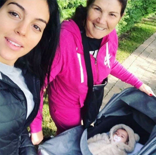 georgina dua con gai moi sinh di dao cung me ronaldo