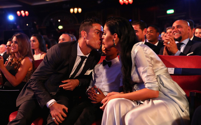 georgina dua con gai moi sinh di dao cung me ronaldo