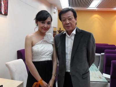 chuyen doi ky la cua nam dien vien dai loan co hai vo cung chung song hoa thuan