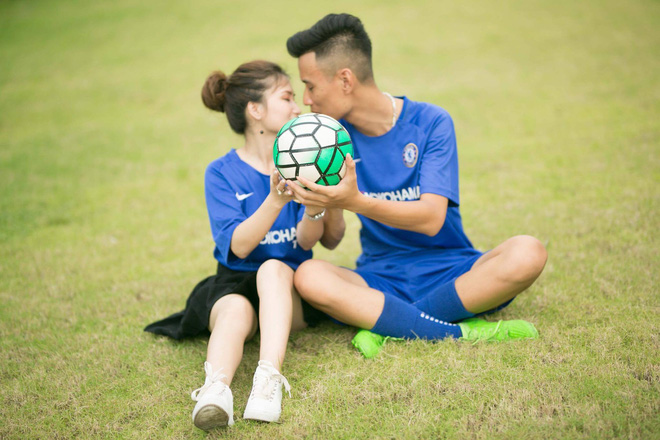 thiep cuoi cua cap doi lech 36 cm cuong chelsea gay to mo vi nhu ve xem bong da