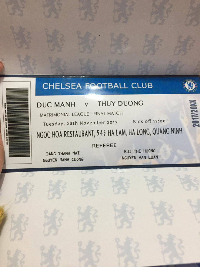 thiep cuoi cua cap doi lech 36 cm cuong chelsea gay to mo vi nhu ve xem bong da