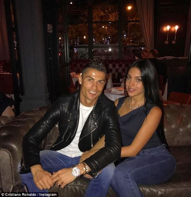 ronaldo lang man dua ban gai georgina di an toi o noi dep nhat thanh pho