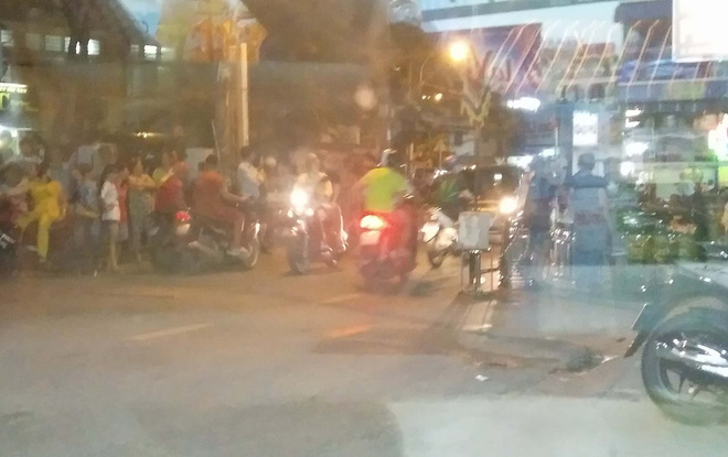 tphcm di mua banh be trai 6 tuoi bat ngo bi nguoi dan ong nghi tam than dung dao dam chet
