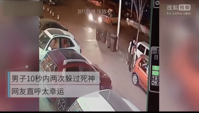 dang mai me nau chao dien thoai anh chang khong he biet minh sap thoat khoi tu than 2 lan