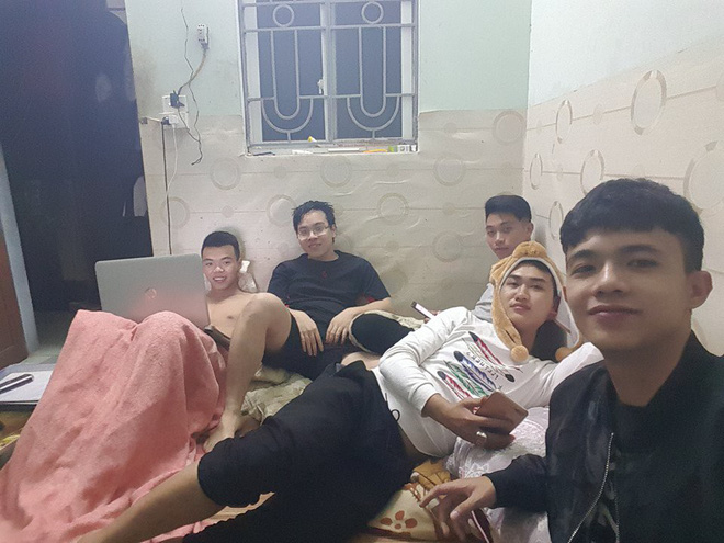 nam sinh luoc dua chay ca noi cam sac pin chay luon phong tro