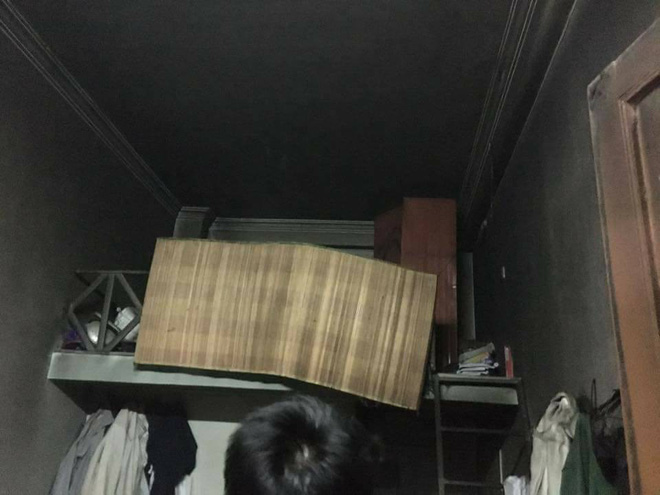 nam sinh luoc dua chay ca noi cam sac pin chay luon phong tro