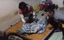 nam sinh luoc dua chay ca noi cam sac pin chay luon phong tro