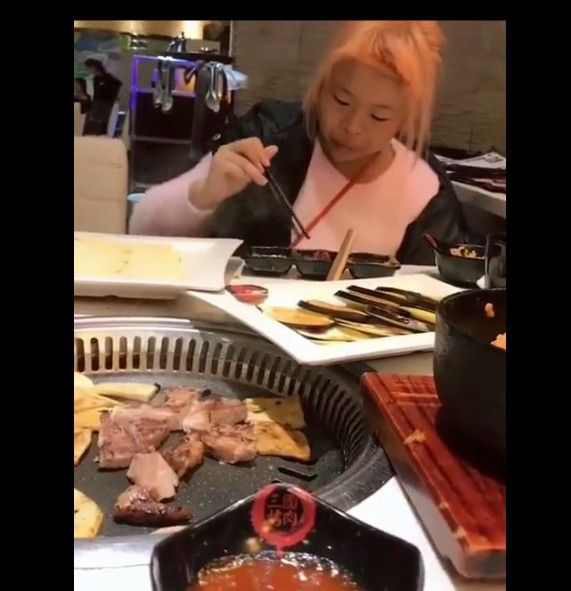 lan dau gap ban gai hot girl trung quoc quen qua mang chang trai cao chay xa bay vi dung nhan nang qua soc