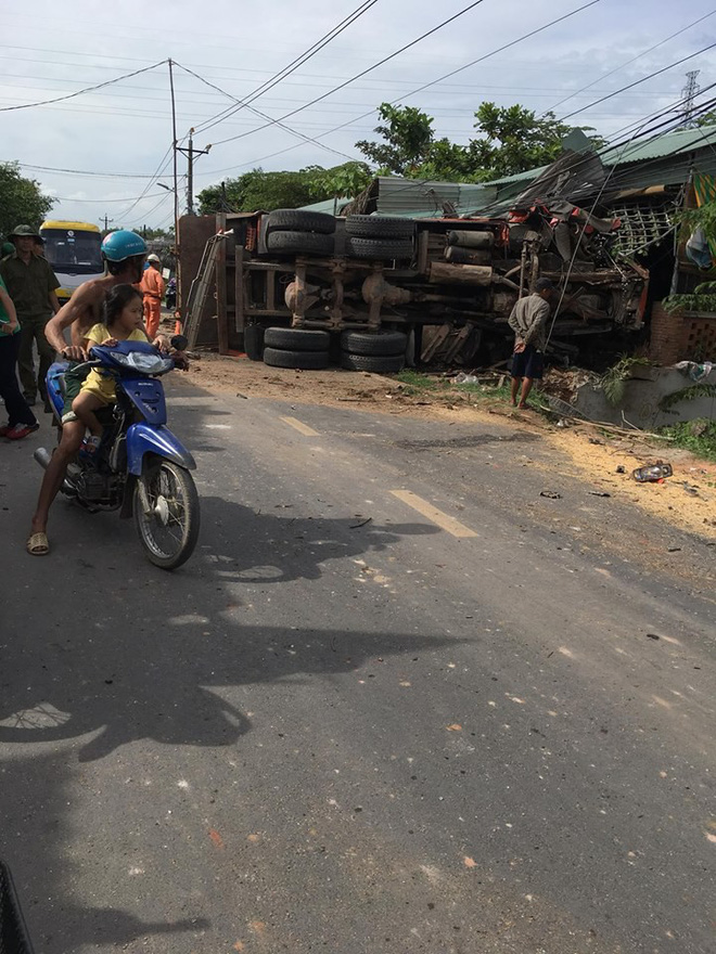 dong nai gia dinh dang an gio thi xe ben dam thung tuong lao thang vao nha