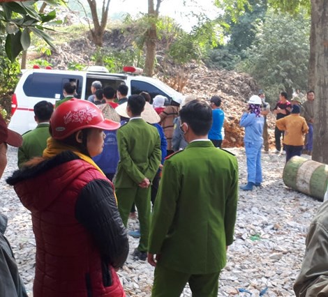 nguoi phu nu nhat rac tim thay chau be 20 ngay tuoi bi bat coc thi the chau trong bao tai co viet ten bo va so dien thoai gia dinh