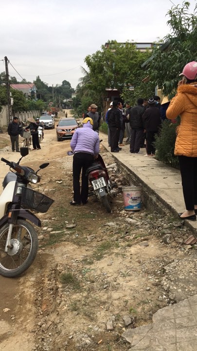 nguoi phu nu nhat rac tim thay chau be 20 ngay tuoi bi bat coc thi the chau trong bao tai co viet ten bo va so dien thoai gia dinh