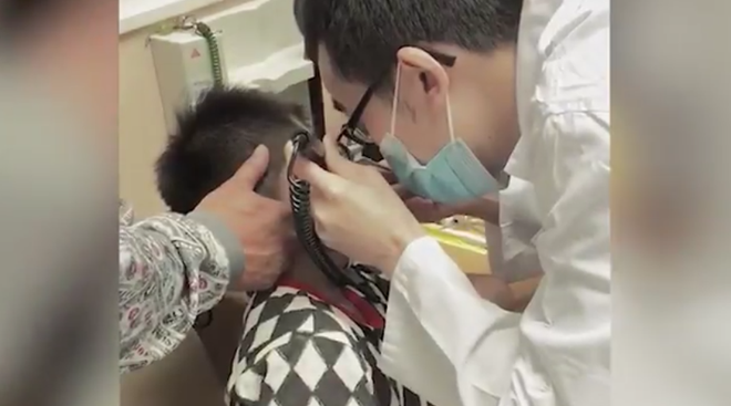 bi ban hoc bat nat nhet tay vao tai be trai so den noi hoang loan doi chet thinh giac bi anh huong nghiem trong