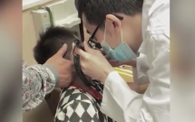 bi ban hoc bat nat nhet tay vao tai be trai so den noi hoang loan doi chet thinh giac bi anh huong nghiem trong