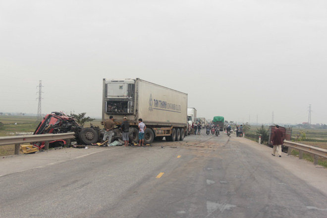 nghe an un tac 2km dau container nat bet bien dang sau tai nan lien hoan