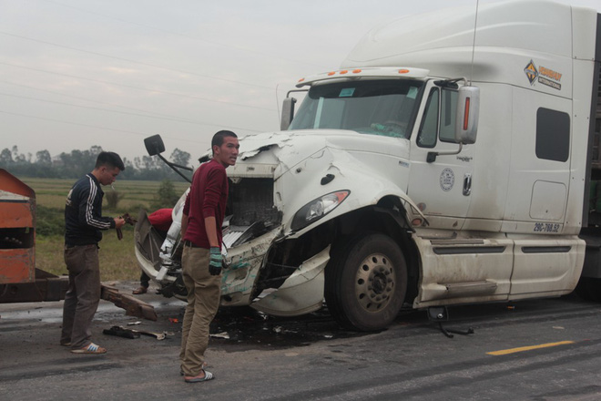 nghe an un tac 2km dau container nat bet bien dang sau tai nan lien hoan