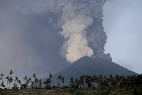 nui lua agung phun trao 150000 nguoi dan indonesia phai so tan