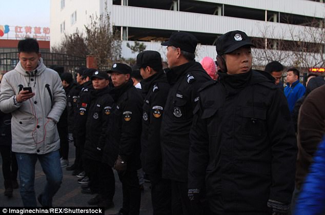 trung quoc rung dong vu tre em mam non bi ep uong thuoc la nguoc dai va lam dung tinh duc