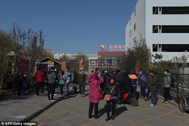 trung quoc rung dong vu tre em mam non bi ep uong thuoc la nguoc dai va lam dung tinh duc