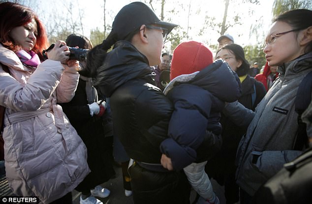 trung quoc rung dong vu tre em mam non bi ep uong thuoc la nguoc dai va lam dung tinh duc
