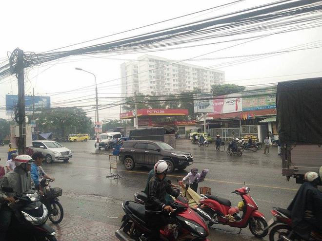 nga xe vi troi mua co gai tre tu vong tai cho duoi gam xe tai