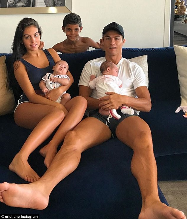 buc anh ronaldo tam nang cho con gai khau khinh gay bao mang